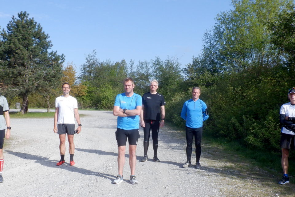 Startfoto med løbere der holder afstan